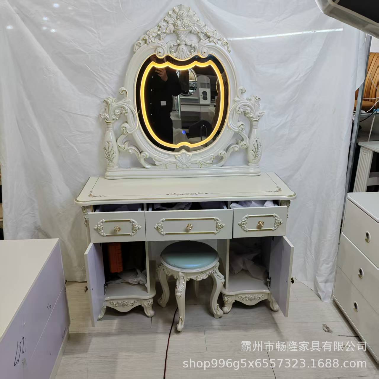 欧式小型带灯镜面化妆桌