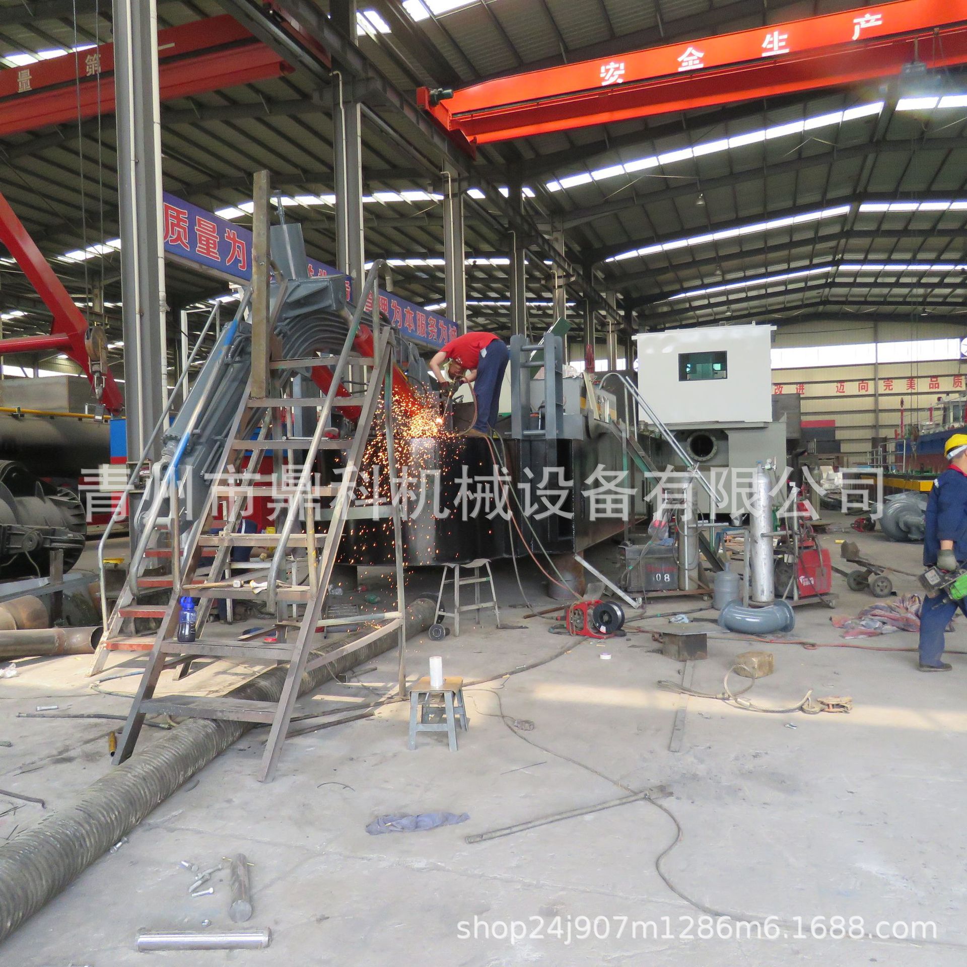 水陆两栖清淤挖砂船源头厂家
