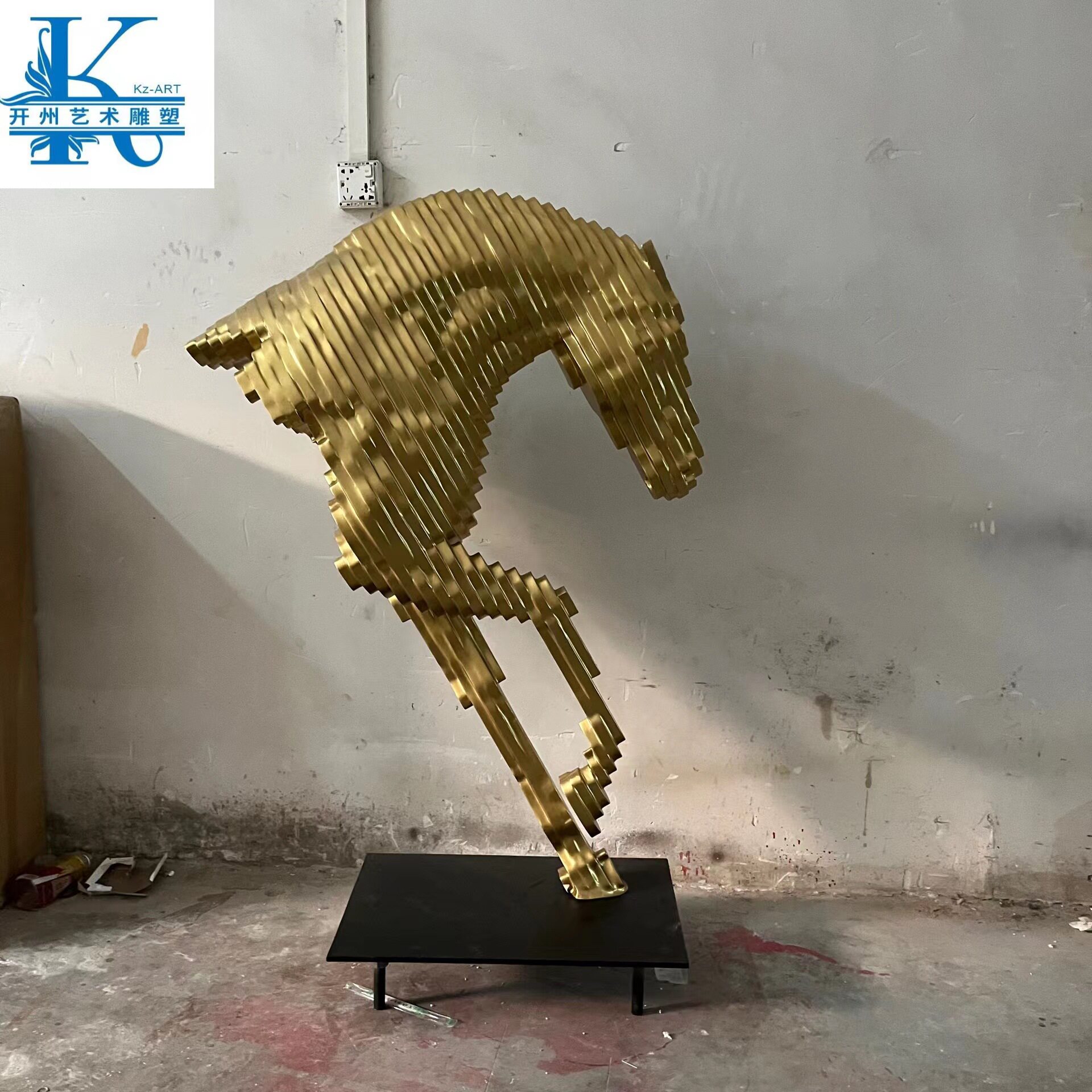 香槟金铁艺马抽象雕塑摆件