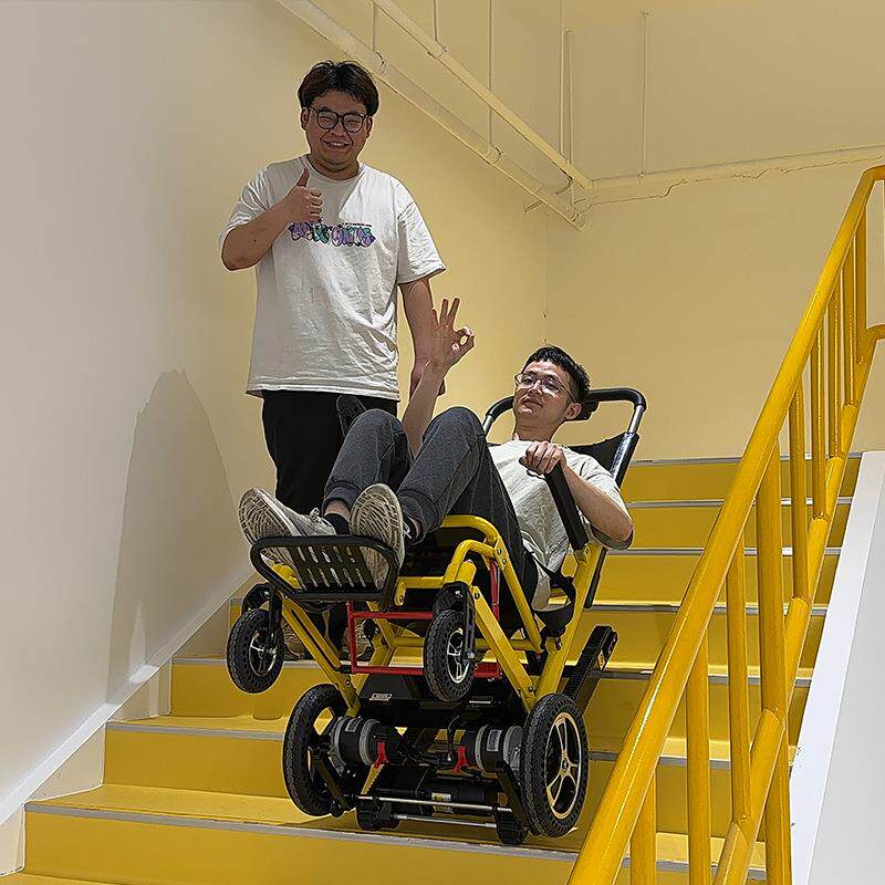 电动爬楼轮椅车工厂履带式电动载人爬楼机老人残疾人上下楼轮椅