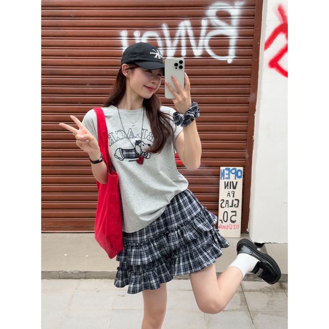 韩系刺绣卡通T恤搭配蛋糕格子短裙，2025夏季新款时尚套装女