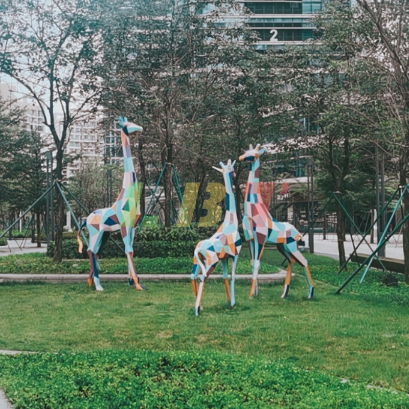深圳市力必特玻璃钢彩绘长颈鹿群雕塑草坪林园绿地景观仿真动物鹿