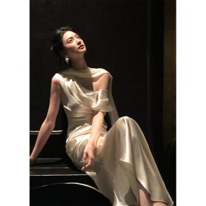 从一时刻暮光2026新款白色缎面斜肩连衣裙高级感飘带修身礼服