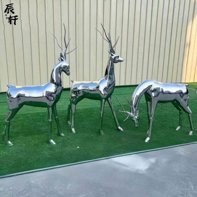 不锈钢鹿雕塑金属镜面几何抽象镂空小鹿动物景观公园园林外摆件