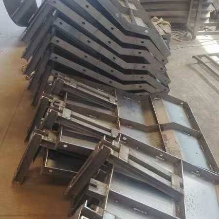 混凝土现浇防撞墙模具高速公路水泥防撞护栏钢模板路肩板钢预制