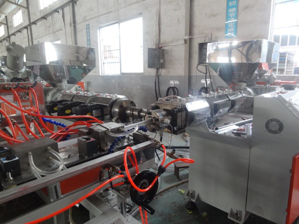 透明硬PVC异型材挤出设备 超市塑料标价牌押出机 PVC标识牌挤出机