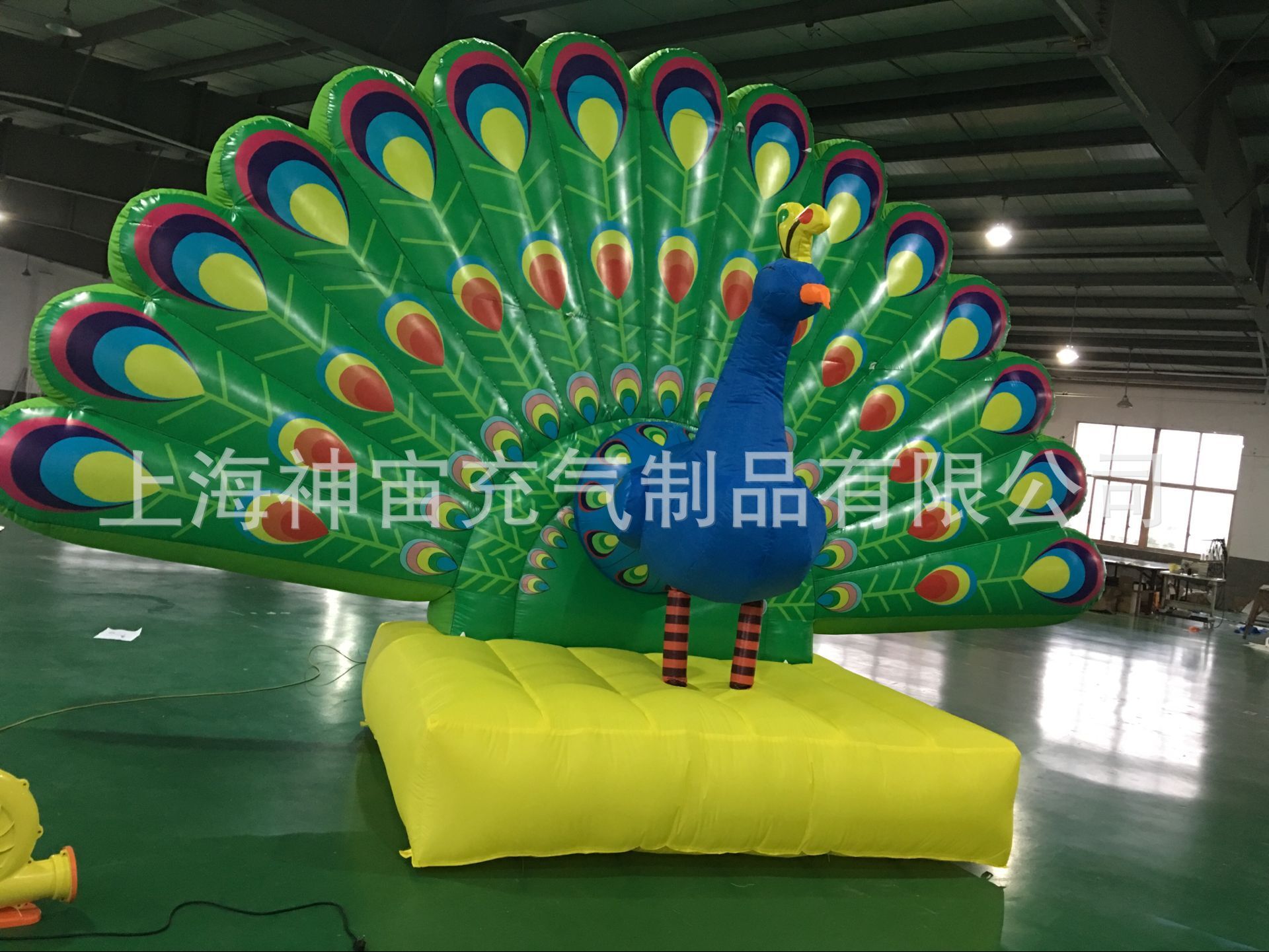 仿真孔雀灯光气模开业布景