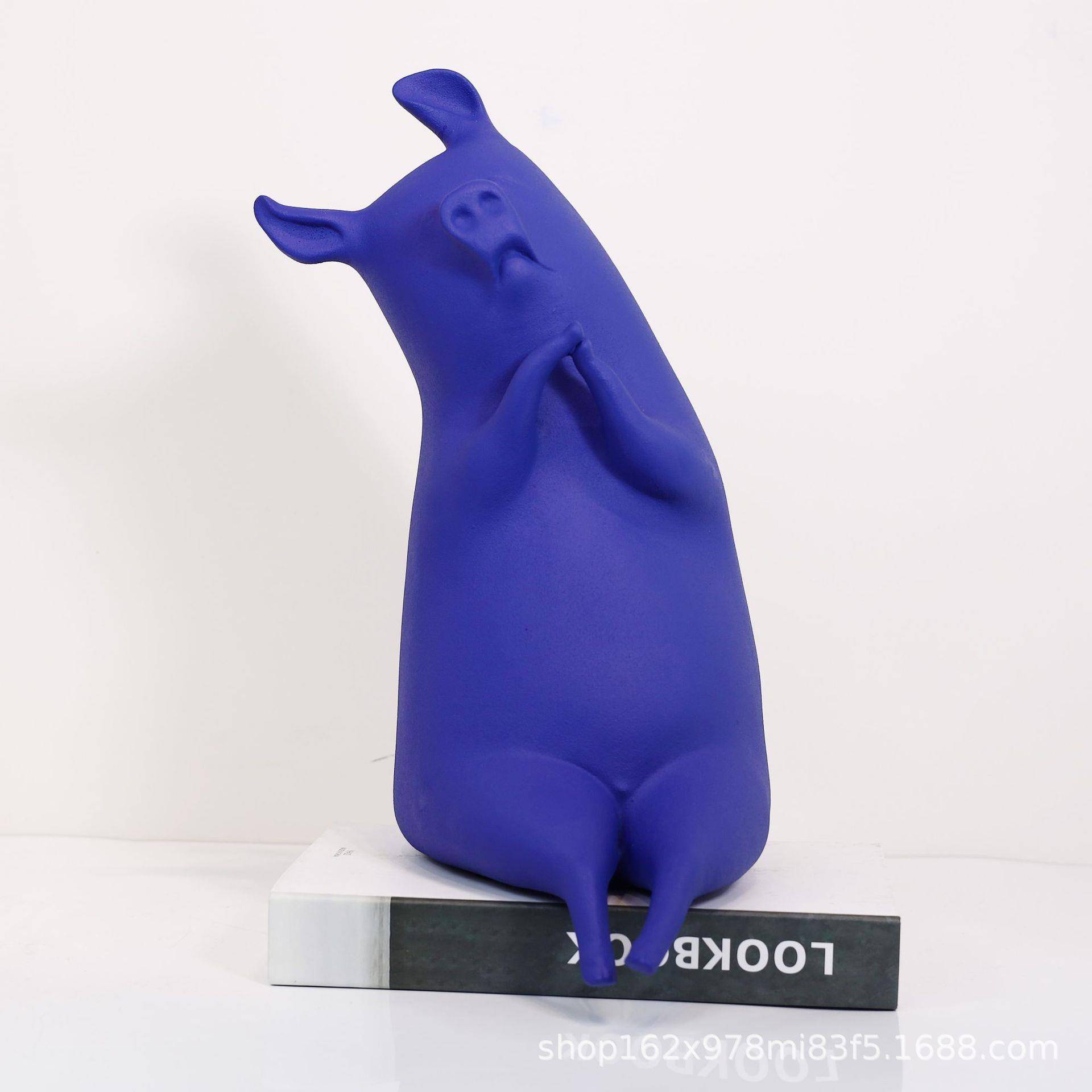 创意现代简约蓝色猪摆件样板房售楼处桌面茶几书桌柜子软装摆设