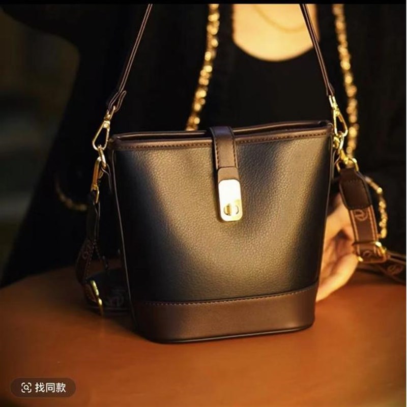 2025新款包包女爆款水桶包秋冬磨砂复古斜挎包高级感上班小拎包潮