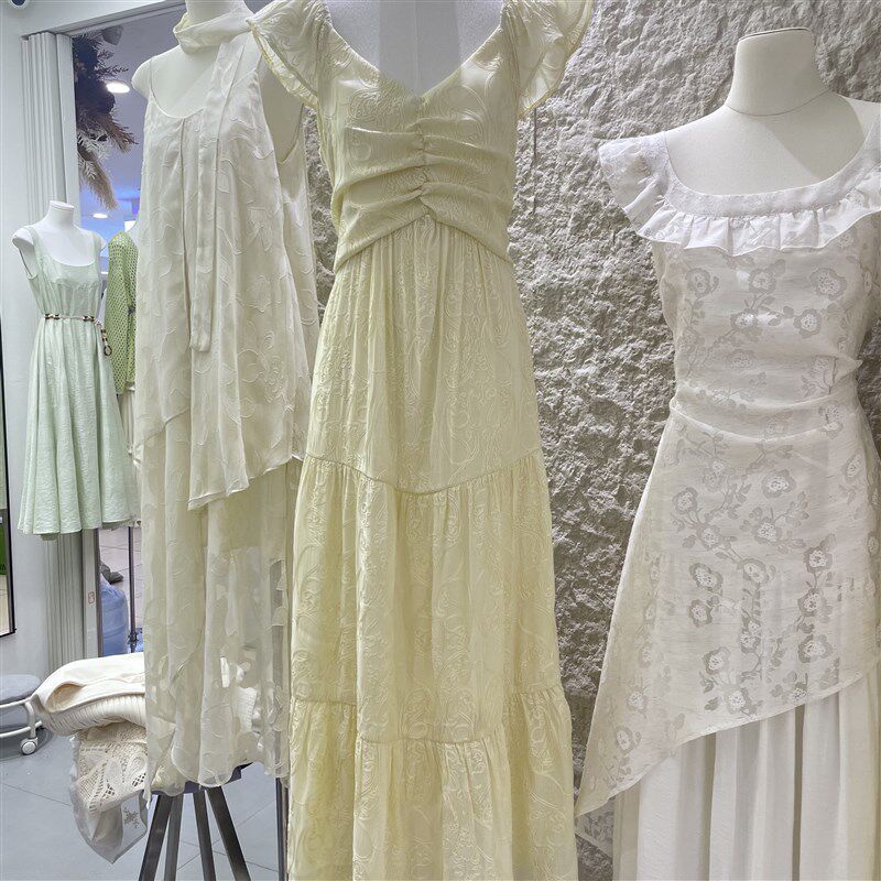 高端法式小飞袖刺绣连衣裙女2025夏季收腰显瘦气质度假长裙仙女裙