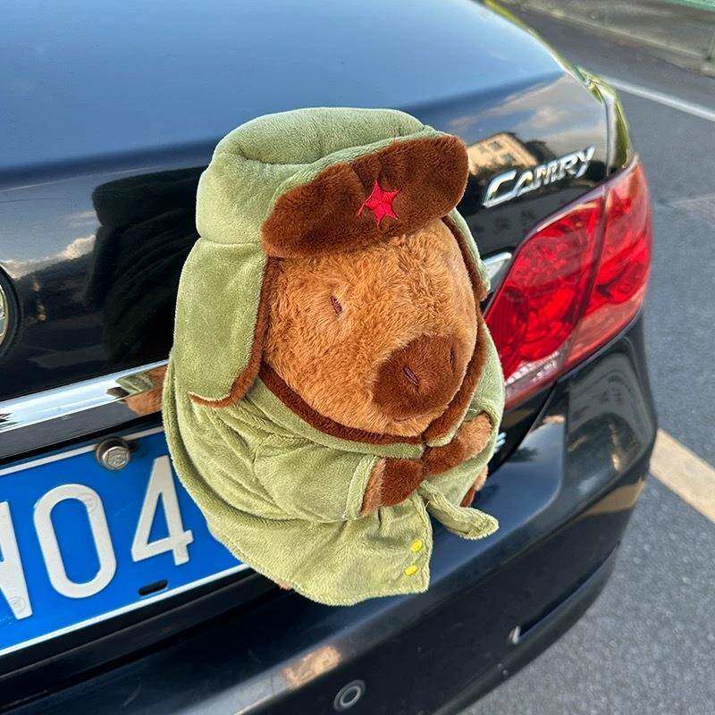 fYl卡皮豚巴BDH拉水车汽尾部挂件车外玩偶车载车屁股后备箱托电摩