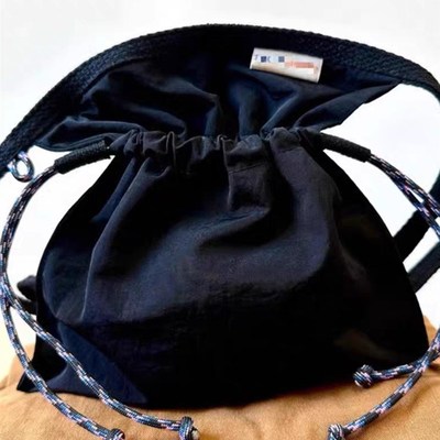 小众设计抽绳斜挎包个性围裙款纯色通勤包出行小包简约手机包女