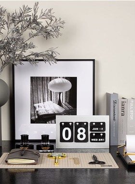 现代样板间书房搭配套装尺笔墨水皮具设计主题软装书桌装饰画摆件