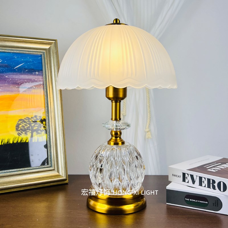 高级感水晶玻璃现代简约卧室轻奢礼品灯书房床头柜台灯婚礼小夜灯