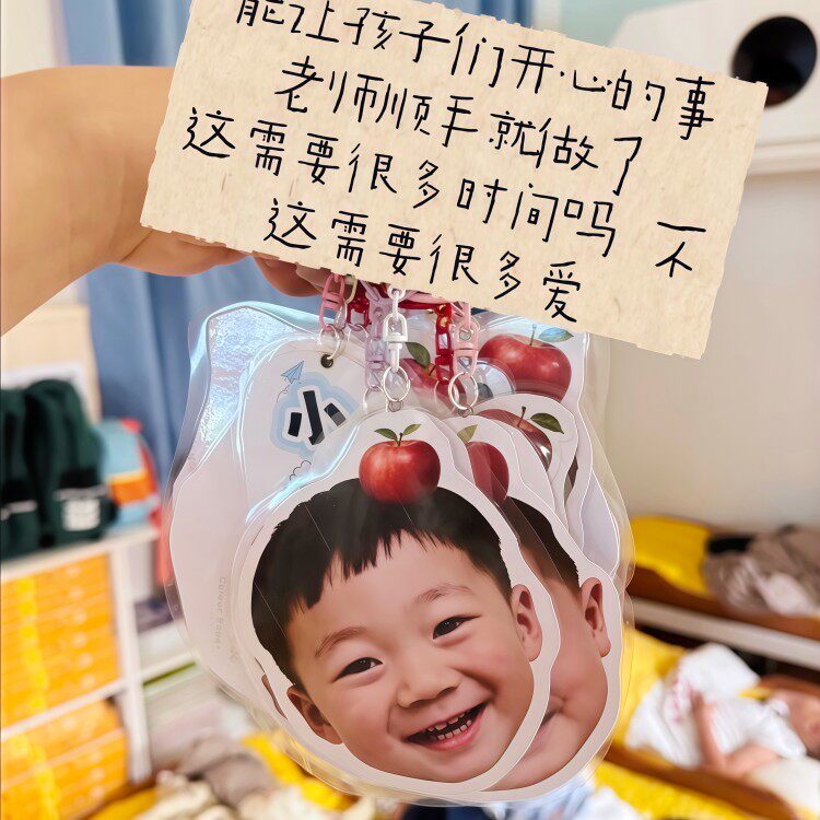 幼儿园儿童苹果大头贴书包挂件亚克力钥匙扣挂饰圣诞节小朋友礼物