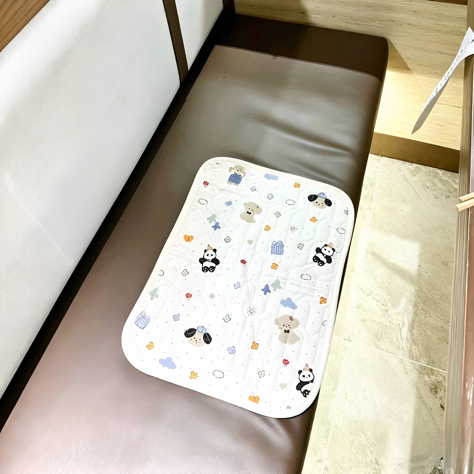 女生穿短裙坐垫小巧可携式垫公共场所座椅防凉隔脏小神器送女友礼