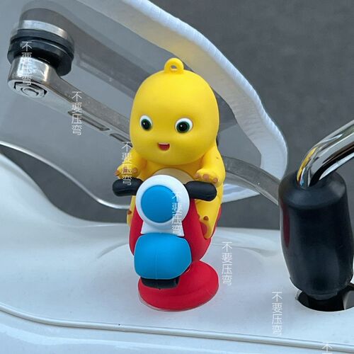 摩托车踏板可爱装饰电瓶车头盔饰品挂件小奶龙摇摇乐车载中控摆件