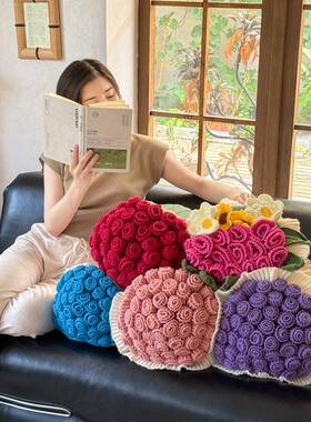 02毯25新款爆款多功能瑰玫花束抱枕卧ZJ室沙发靠枕半边绒针织毛毯