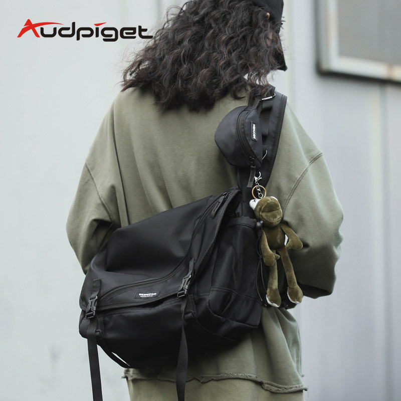 大容量书包大学生机能工装风背包上课潮牌休闲单肩包通勤包包男款