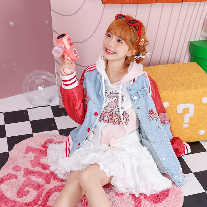 2025春装甜酷机车风绣花字母红色PU袖拼接格子口袋牛仔棒球服外套