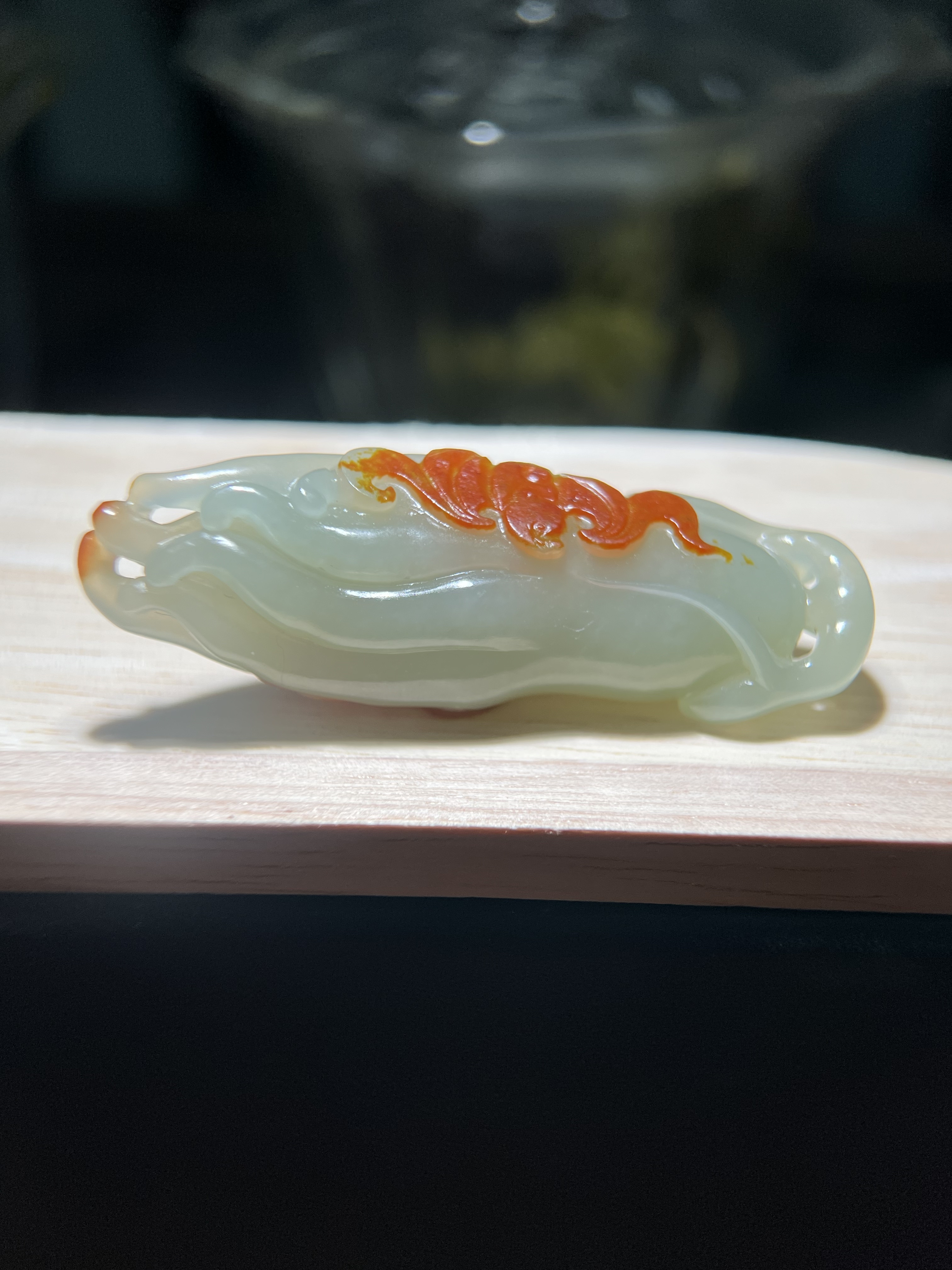新疆和田玉，质地细腻油润，属于典型的&ldquo;俏色巧雕&rdquo;工艺。