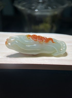 新疆和田玉，质地细腻油润，属于典型的“俏色巧雕”工艺。