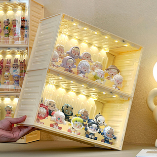带灯盲盒置物架感应泡泡玛特模型柜奶黄色防尘娃娃公仔展示架