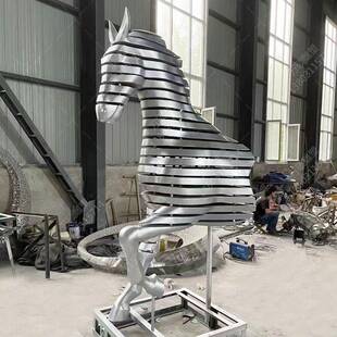 大型不锈钢雕塑制作镜面抽象切条马落地摆件户外园林水景景观雕塑