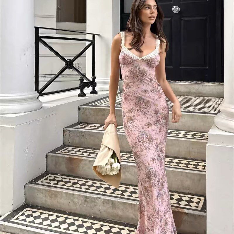 法式碎花吊带连衣裙女设计感小众收腰包臀裙气质度假长裙子