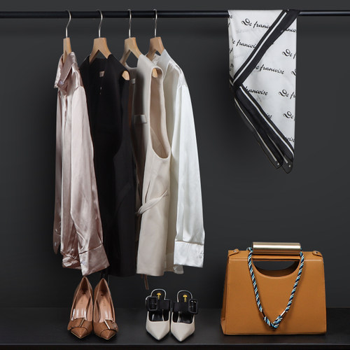 样板房衣帽间装饰品摆件女士马甲衬衣包包围巾组合套装展厅软装