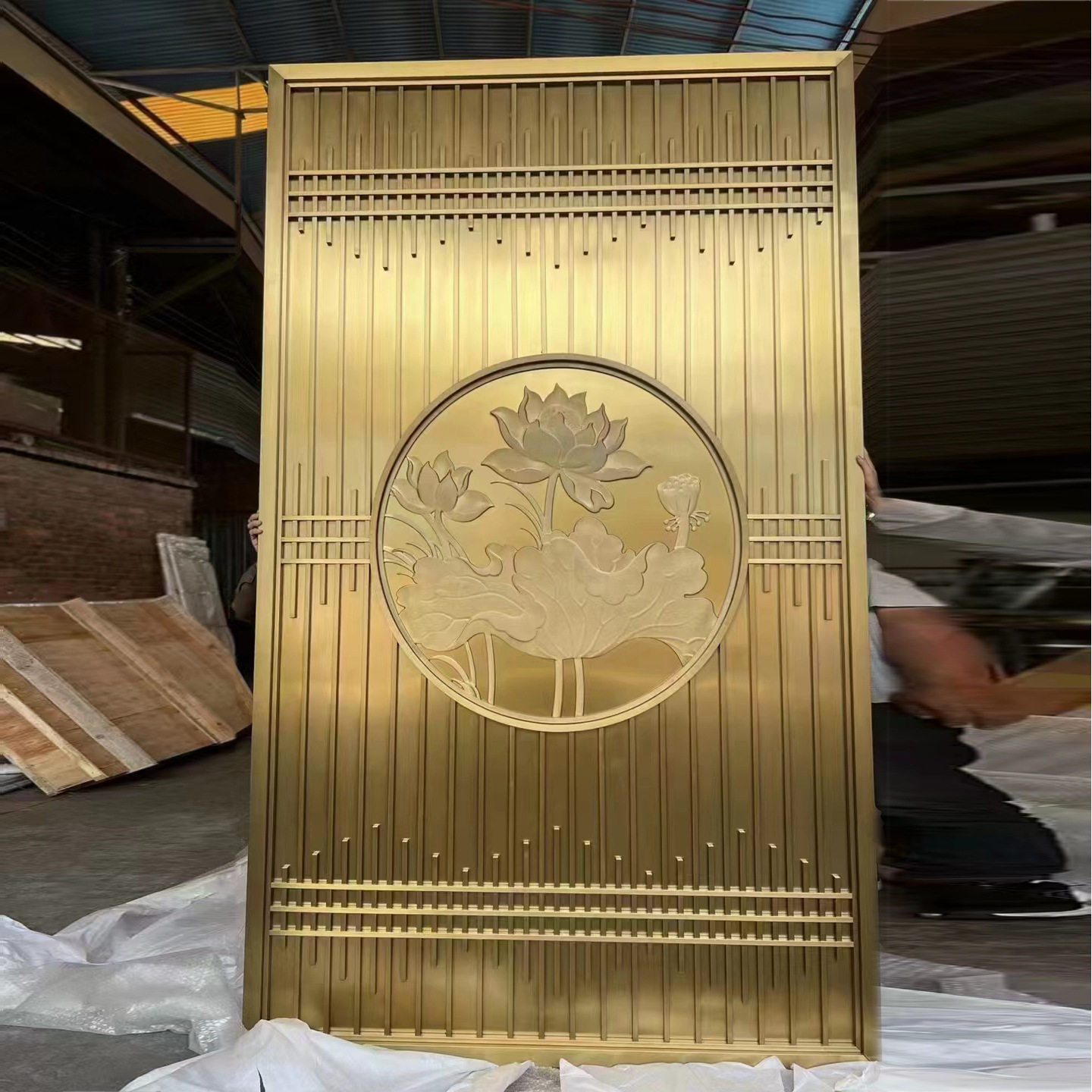 酒店大堂艺术雕花格栅金属雕刻隔断客厅入户玄关不锈钢荷花屏风