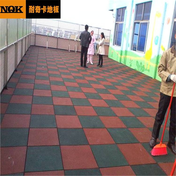 幼儿园橡胶地胶小区健身器材安全地垫常规50*50cm防摔1.5cm防滑