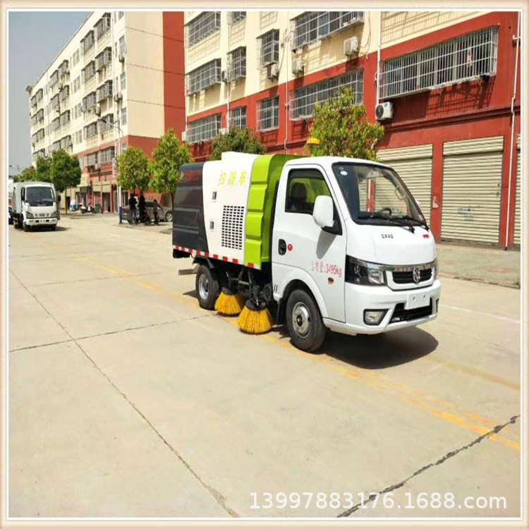 东风途逸汽油四刷扫路车全封闭四轮扫路车物业环卫路面清扫车