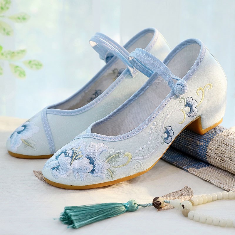 春夏新款绣花布鞋配汉服旗袍女单鞋中跟中国民P族古风舒适缎面软