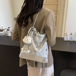 今年流行爆款水桶包女大容量休闲2024新款链条双肩包休闲旅游背包