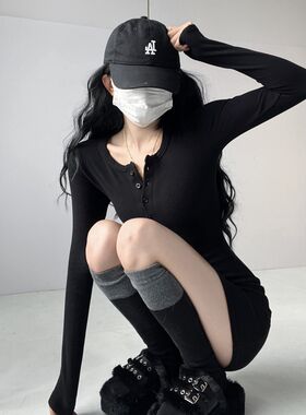 甜辣少女黑色百搭收腰长袖连衣裙女秋冬修身显瘦小个子打底包臀裙