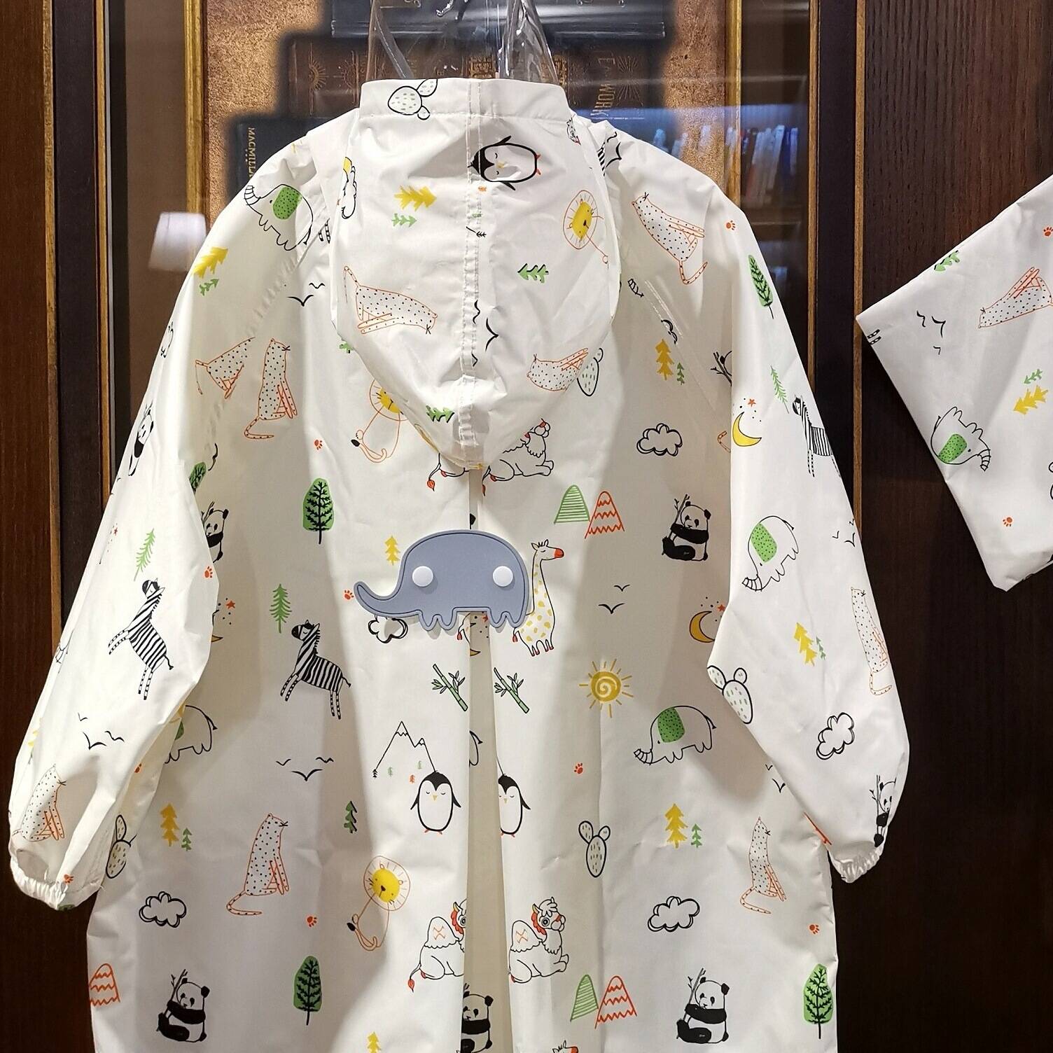 新2025卡通薄款速干透气儿童雨衣男女幼儿园防水雨披小学生书包位