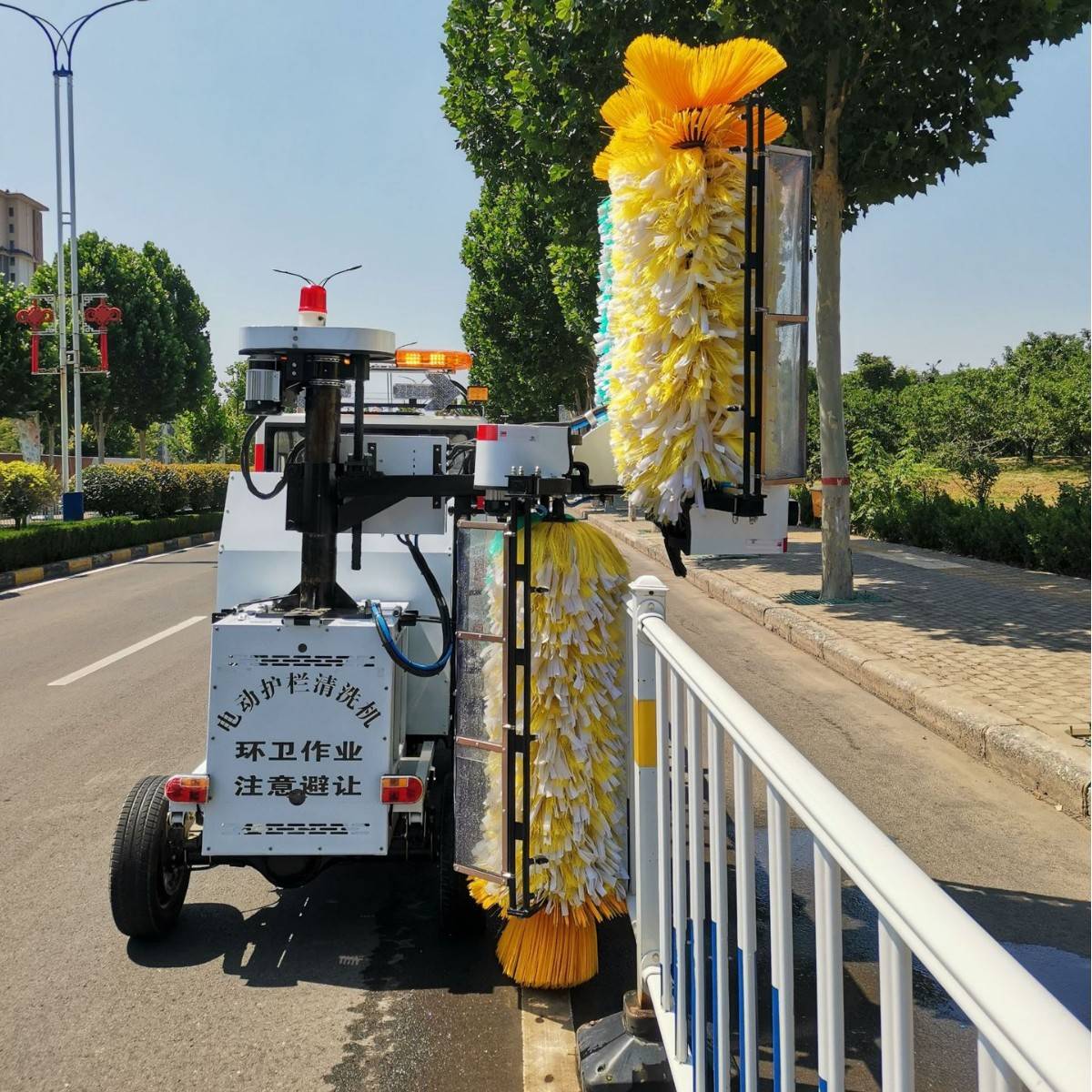 马路沿城市政道路栏杆清洗机高速公路洗波形栏设备电动护栏清洗车