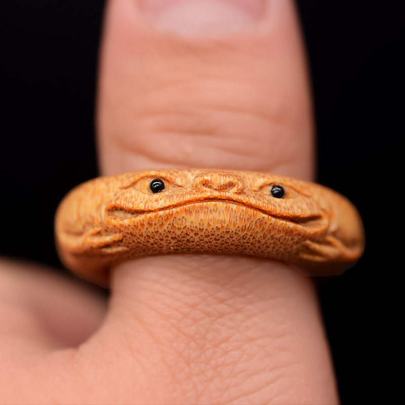 精选龙血金丝竹.纯手工刻绘一体巧D雕金蟾指环圈竹雕呱呱来财跑环