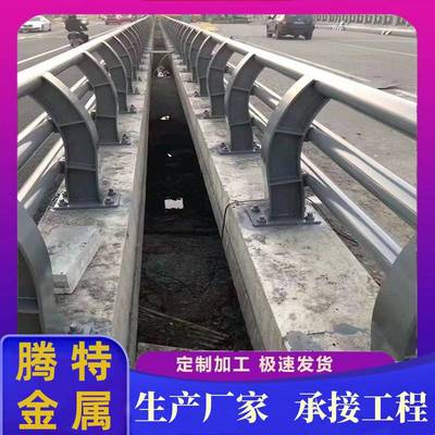 不锈钢桥梁防撞护栏厂家 发货及时 复合管喷塑方管防护栏河道护栏