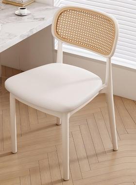 7W塑料藤编靠背椅现代简约家用餐桌软包白色坐椅可堆叠阳台休闲椅
