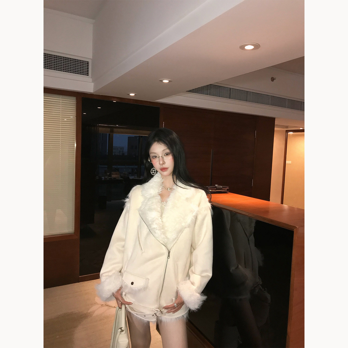 仿皮毛机车外套2025新款冬季时尚百搭翻领毛毛外套高级毛绒机车服