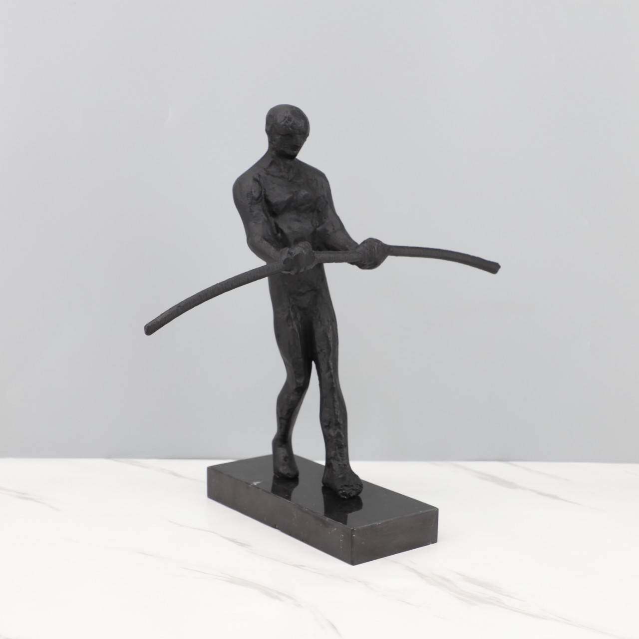 现代极简创意平衡杆人物摆件客厅卧室书房办公室玄关茶几家居饰品
