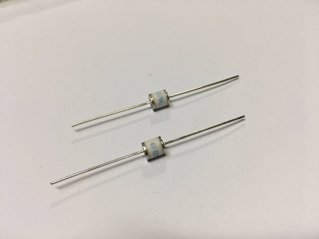 陶瓷气体放电管 防雷管 2RM800L-5 2RM800-5 2脚 800V 2R800 10KA