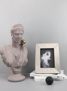 现代简约树脂切形女人物艺术雕塑摆件样板房客厅卧室玄关家居饰品