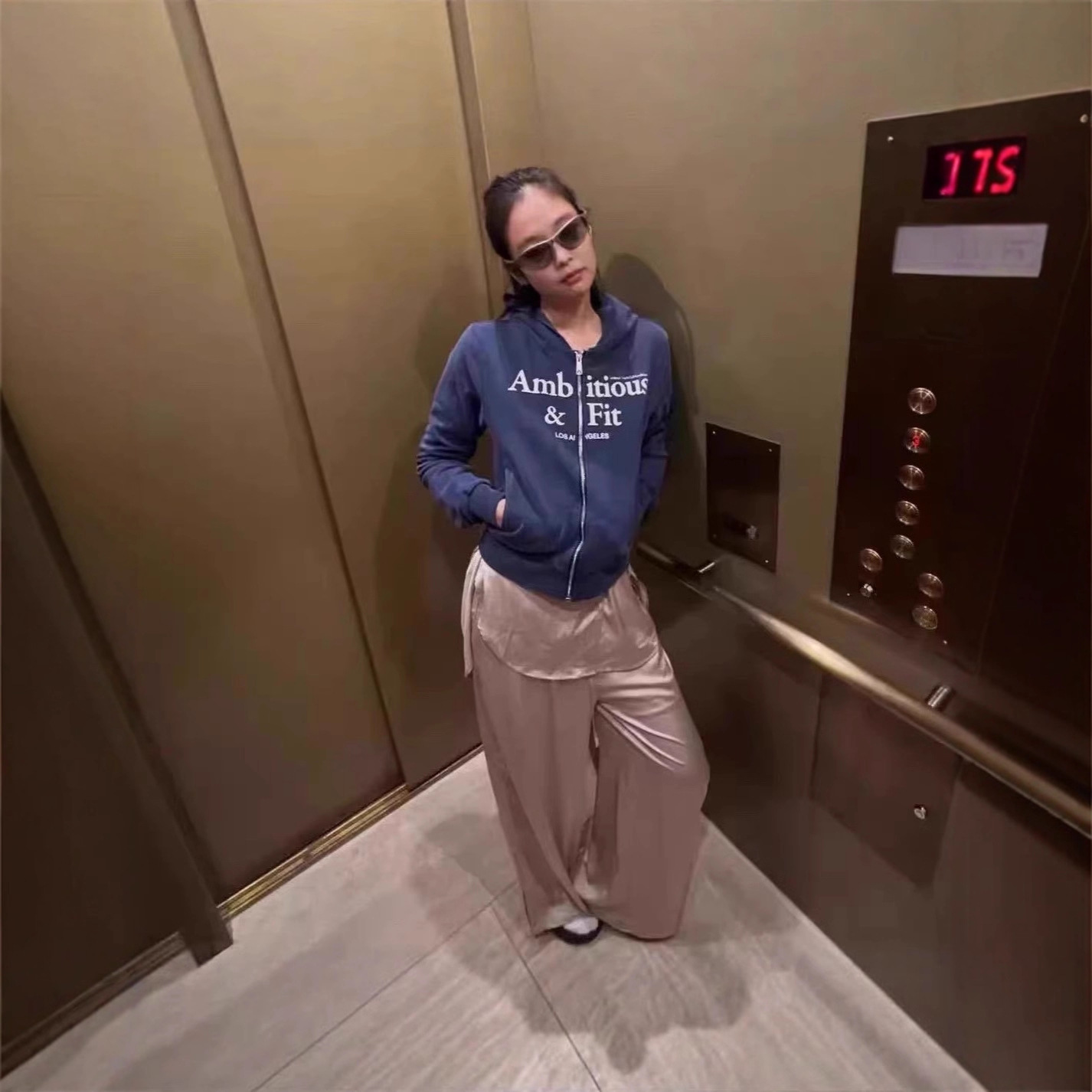 现货25秋冬新款Jennie同款蓝色做旧洗水拉链卫衣连帽修身短款外套