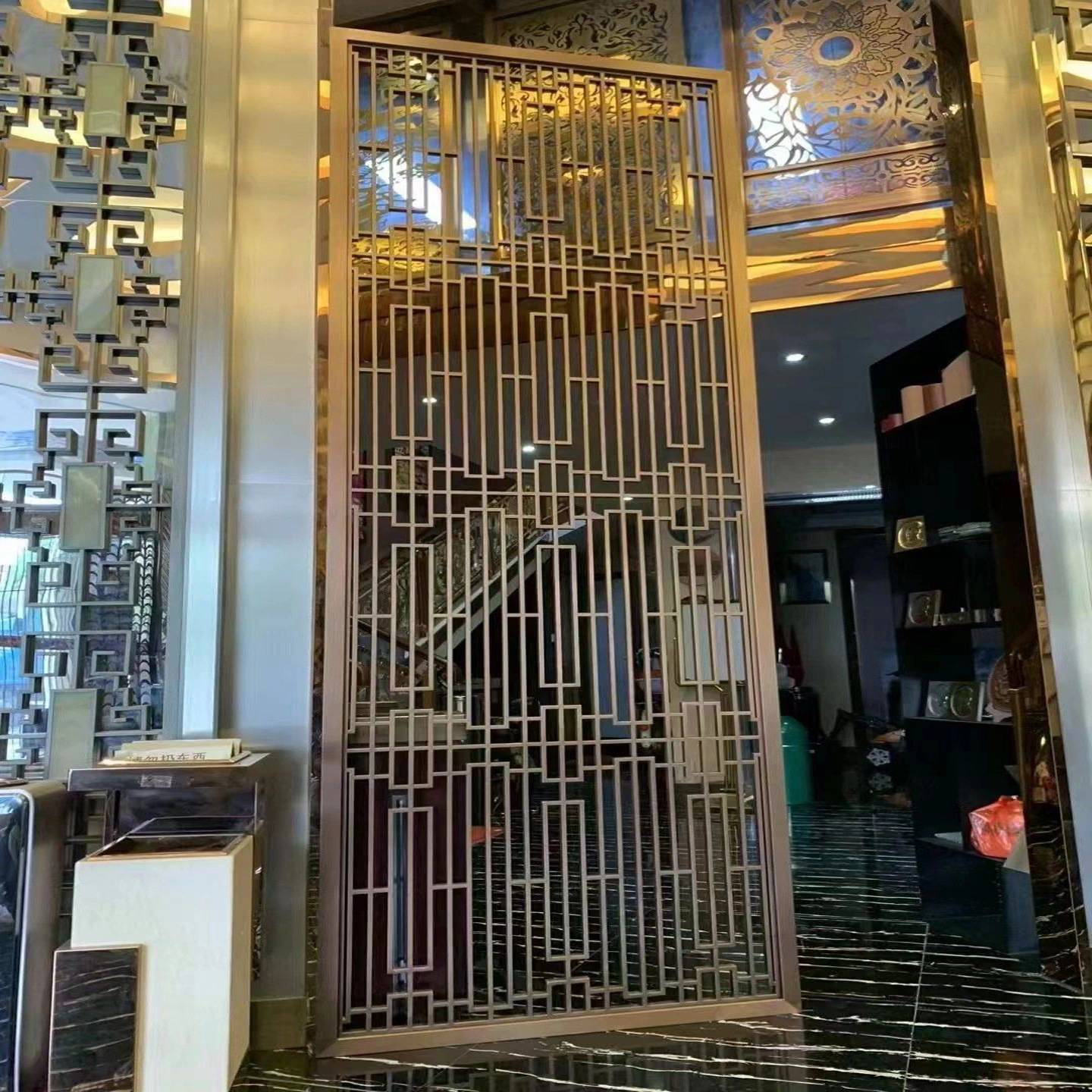 酒店大堂客厅入户玄关镂空格栅装饰梅花造型不锈钢玻璃屏风隔断