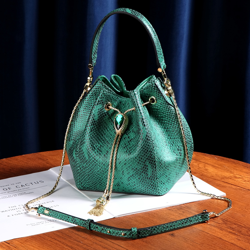高级质感真皮蛇纹水桶包女洋气2025春夏新N款纯牛皮手提斜挎小包
