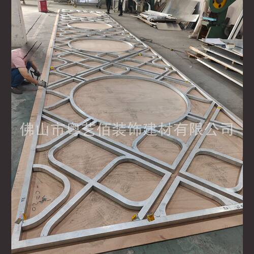 餐厅造型铝格栅吊顶木纹铝方通窗花焊接隔断屏风工厂粤艺佰