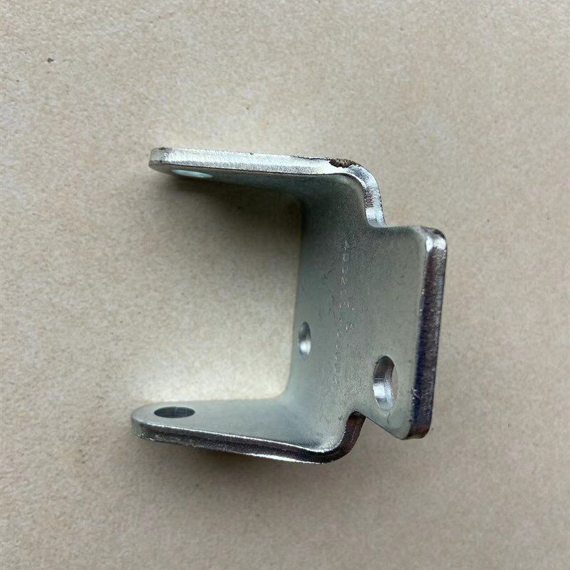 新源65 75胶轮式挖掘机 新柴发动机4D32G31发电机支架支撑架 原厂